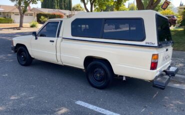Toyota-pickup-truck-1985-yellow