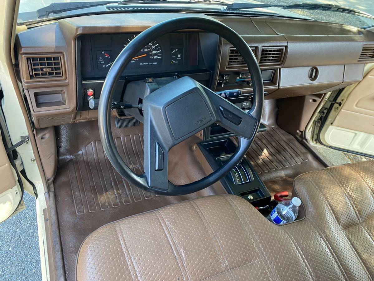 Toyota-pickup-truck-1985-yellow-7