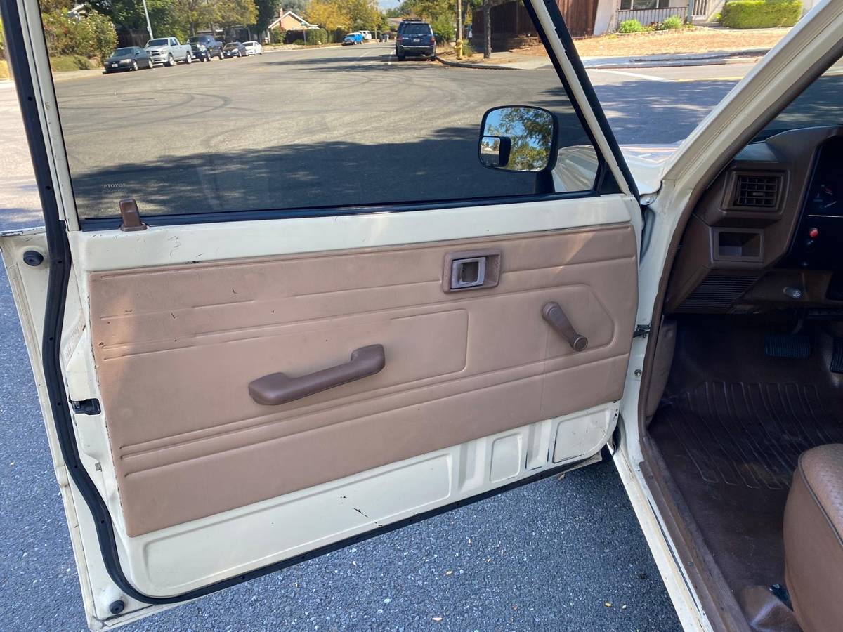 Toyota-pickup-truck-1985-yellow-9