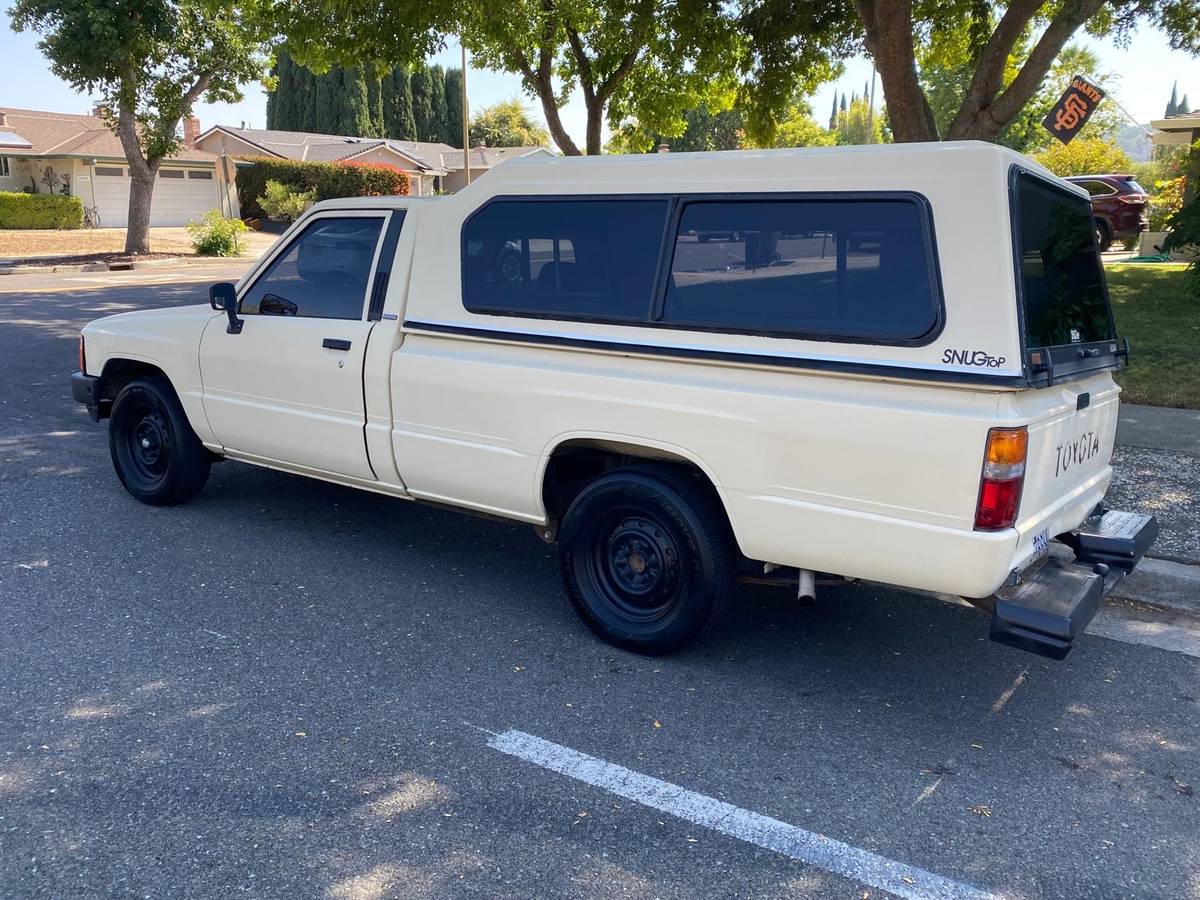 Toyota-pickup-truck-1985-yellow