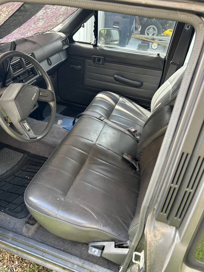 Toyota-pickup-truck-1988-1