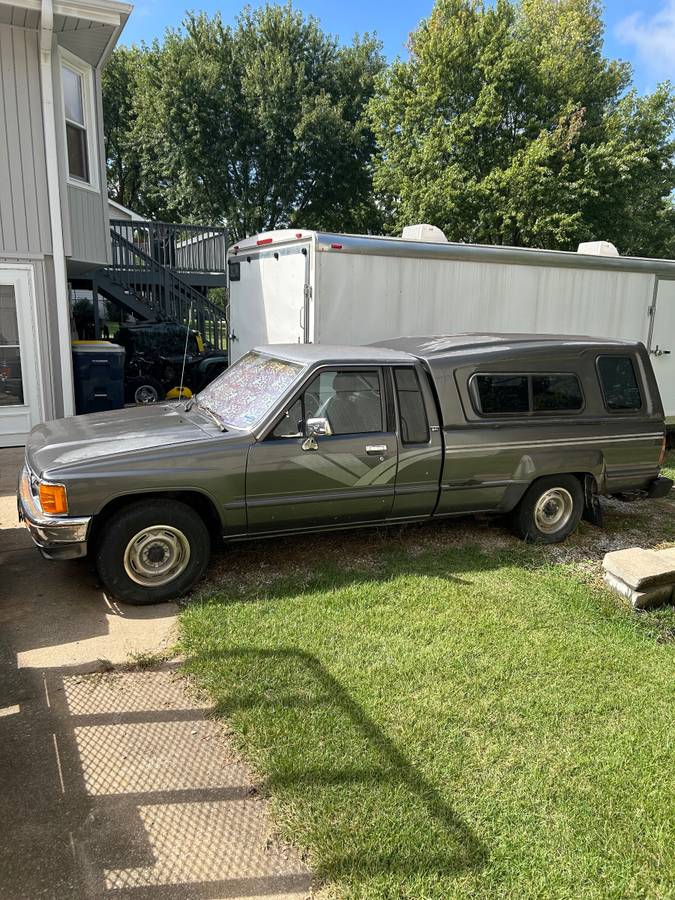 Toyota-pickup-truck-1988
