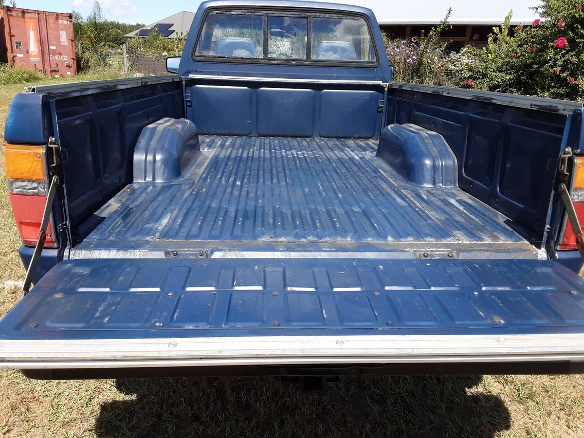 Toyota-pickup-truck-4x4-1988-blue-10
