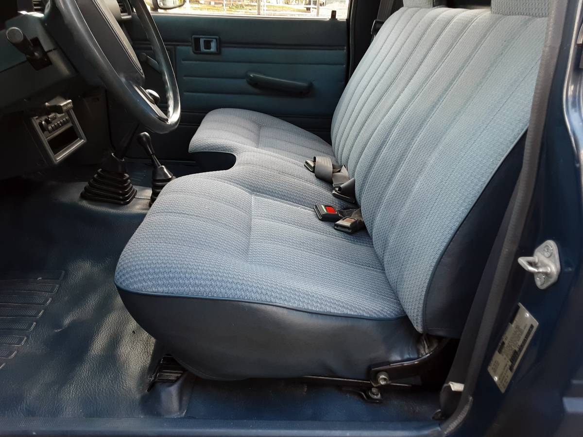 Toyota-pickup-truck-4x4-1988-blue-14