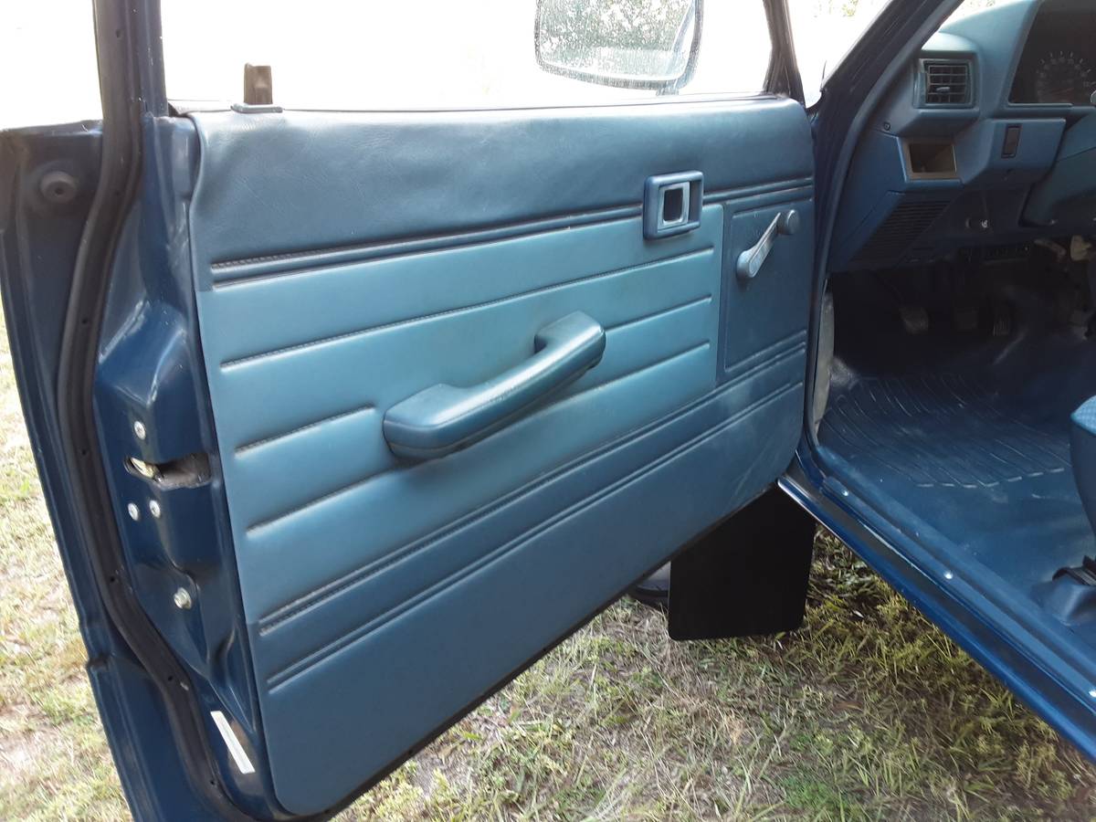 Toyota-pickup-truck-4x4-1988-blue-15