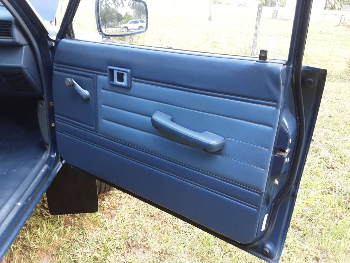 Toyota-pickup-truck-4x4-1988-blue-16