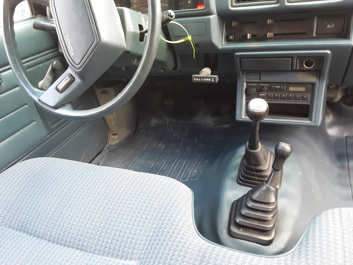Toyota-pickup-truck-4x4-1988-blue-17