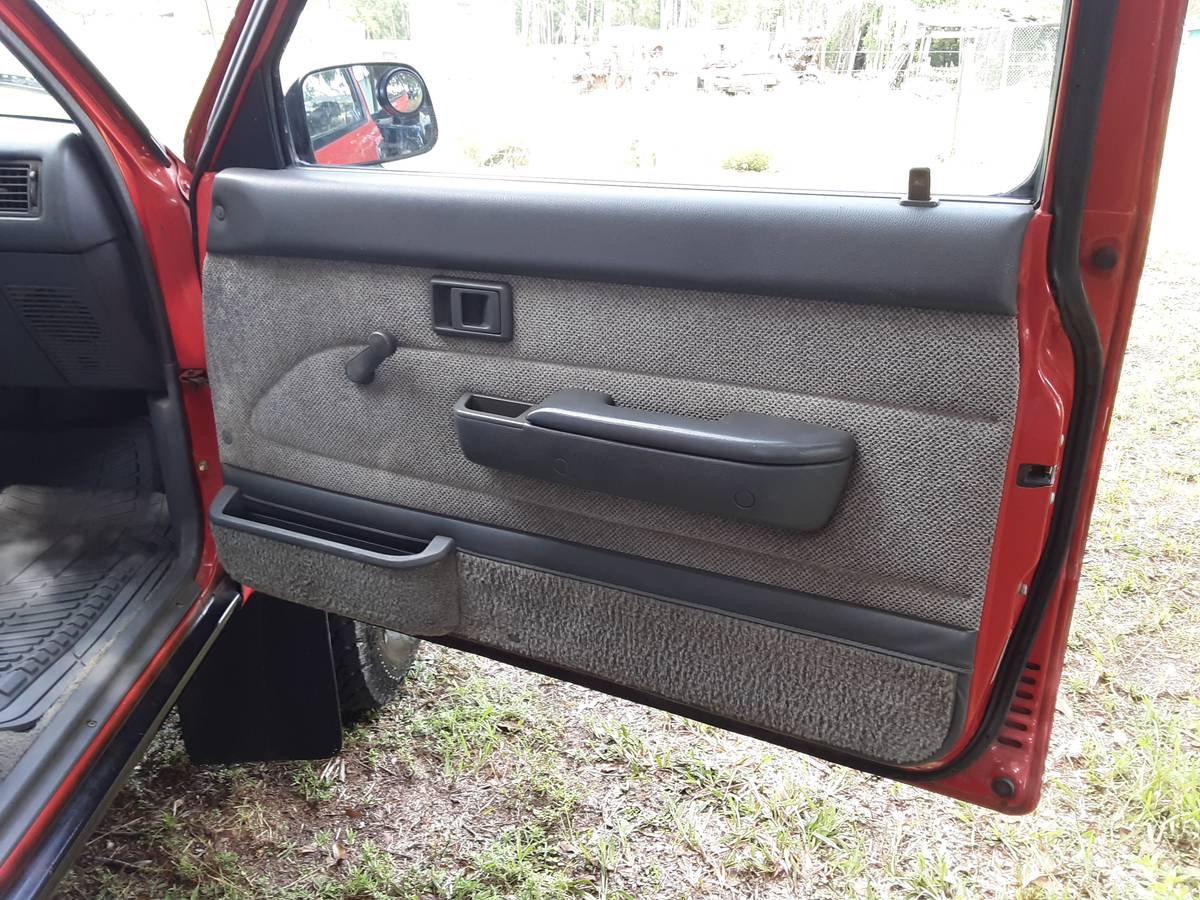 Toyota-pickup-truck-4x4-1990-red-10