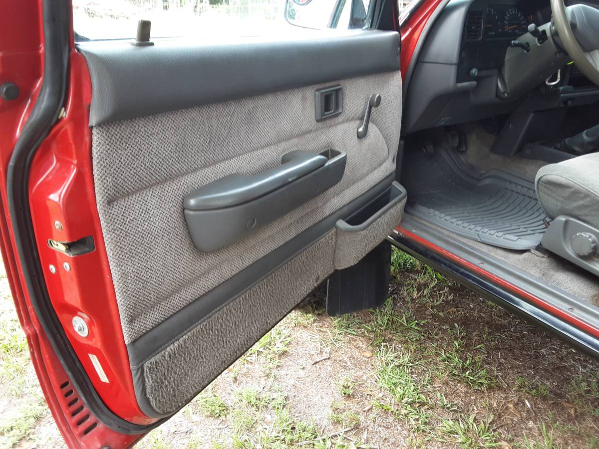 Toyota-pickup-truck-4x4-1990-red-11