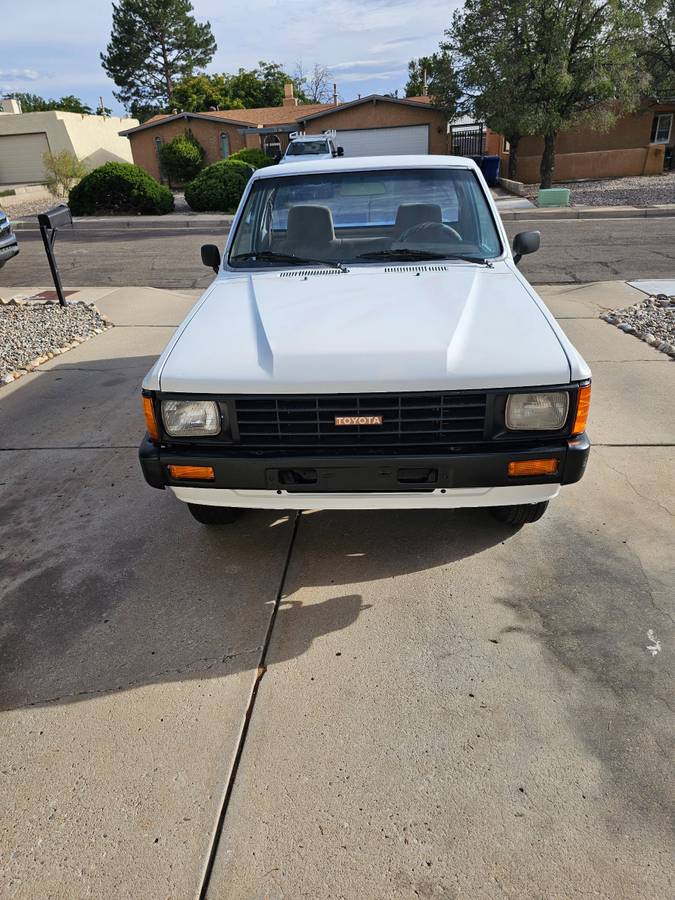 Toyota-pu-1985-white-1