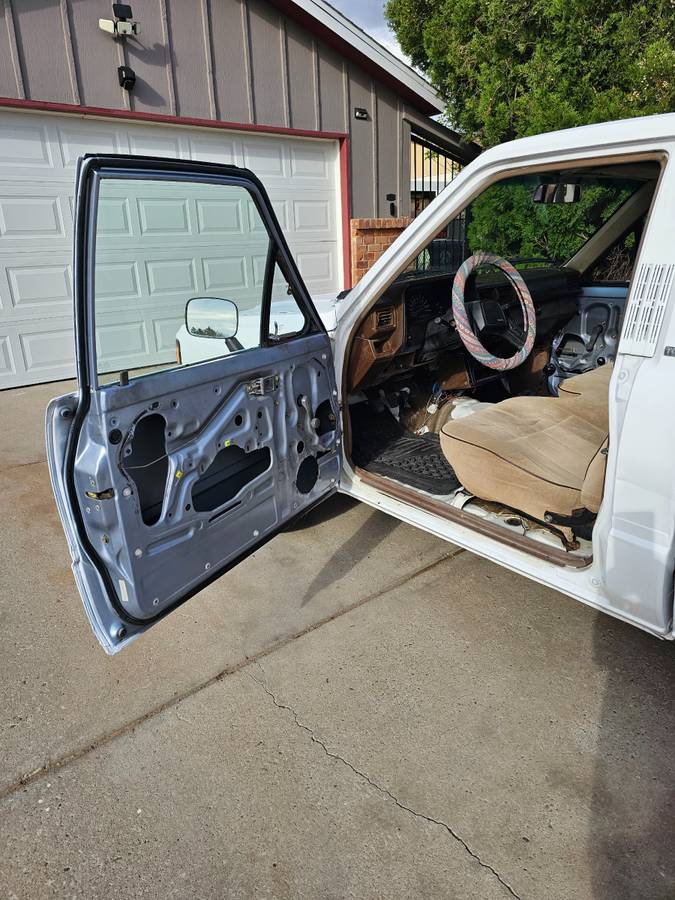 Toyota-pu-1985-white-10