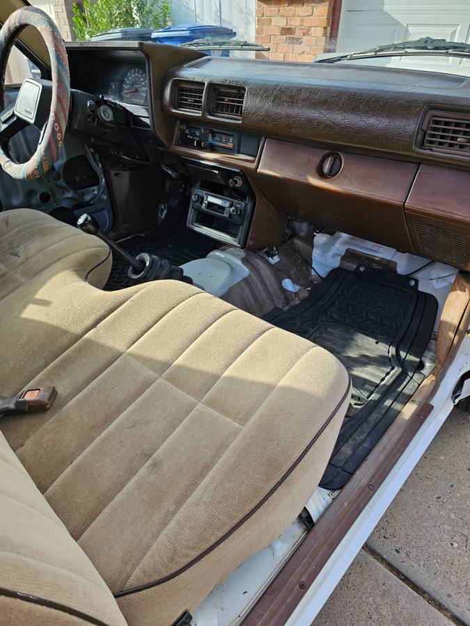 Toyota-pu-1985-white-15