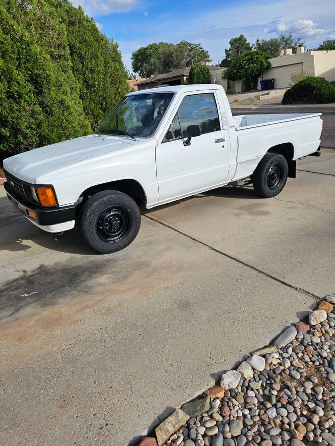 Toyota-pu-1985-white-2