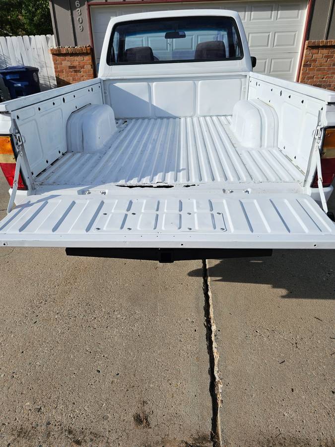 Toyota-pu-1985-white-4