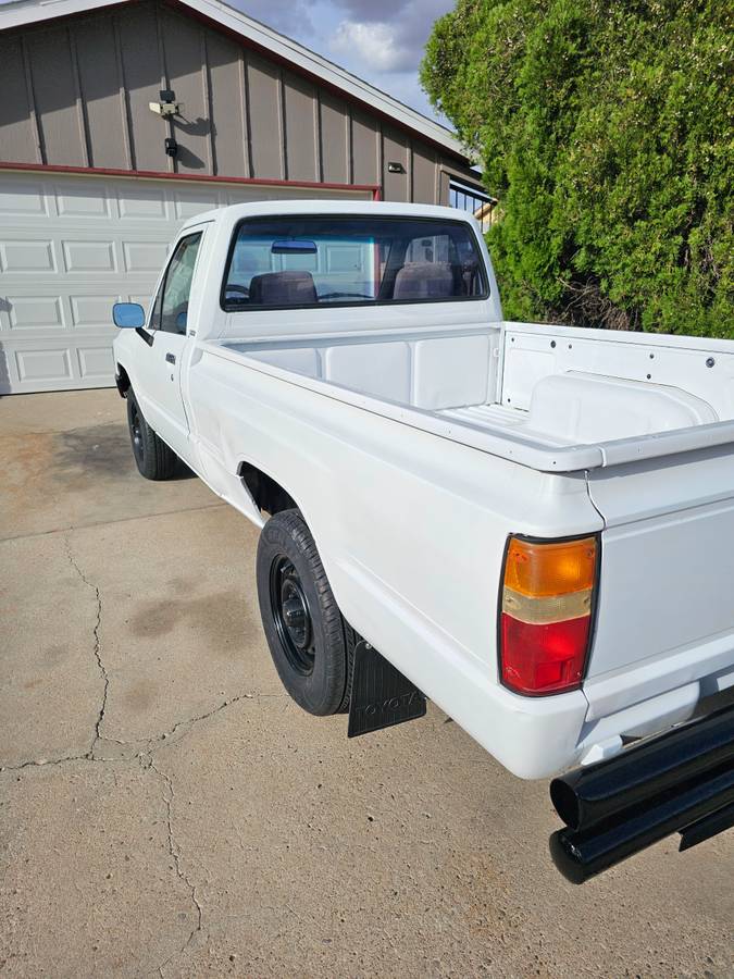 Toyota-pu-1985-white-5