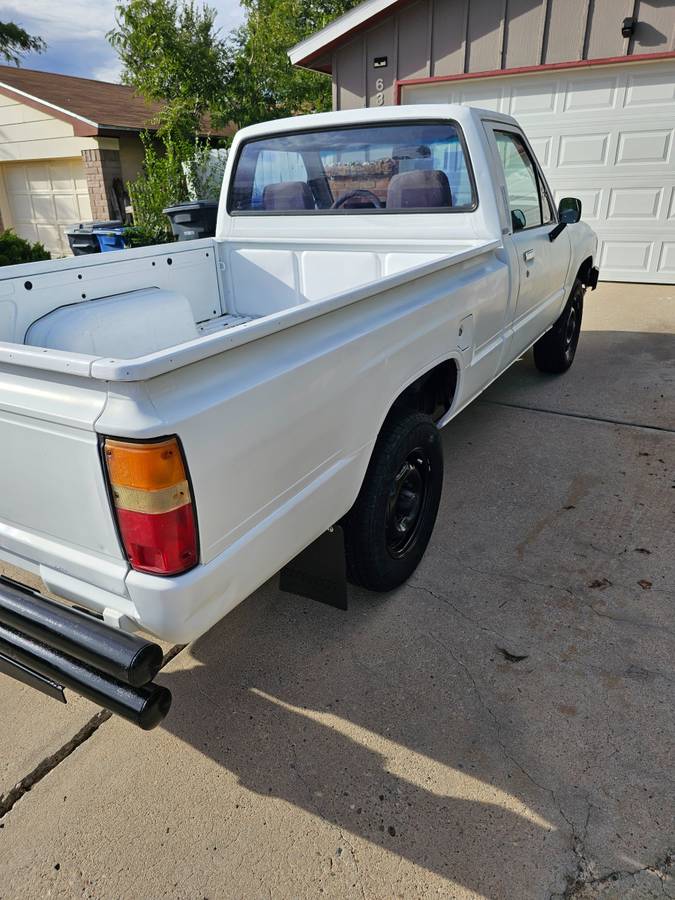 Toyota-pu-1985-white-7