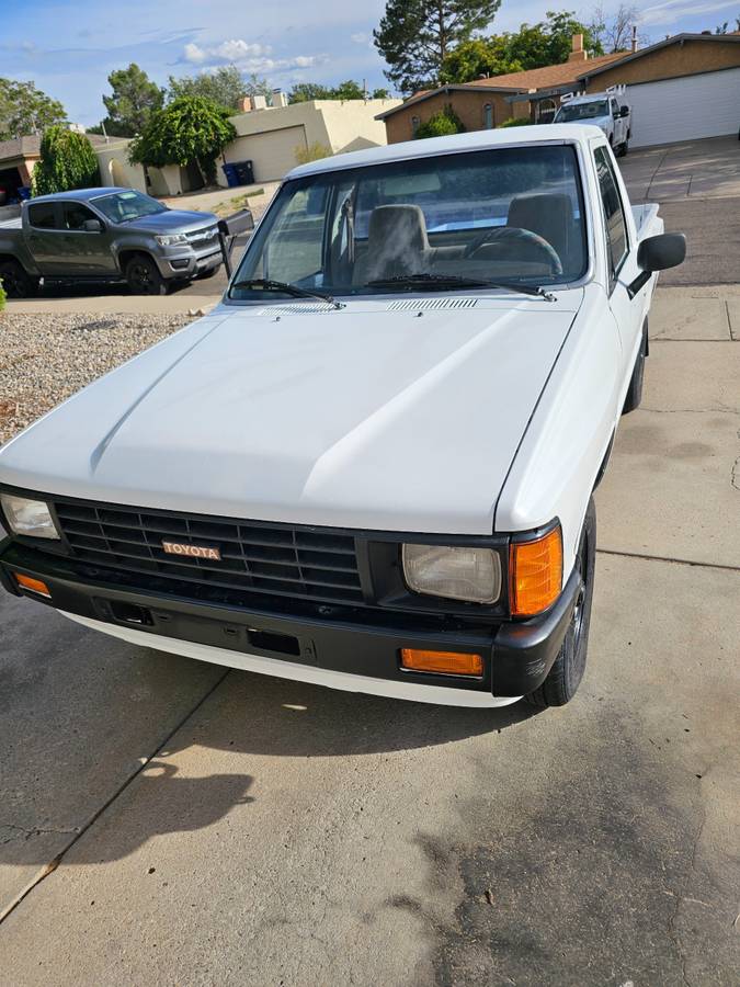 Toyota-pu-1985-white-8