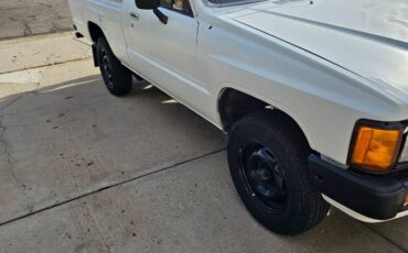 Toyota-pu-1985-white-9