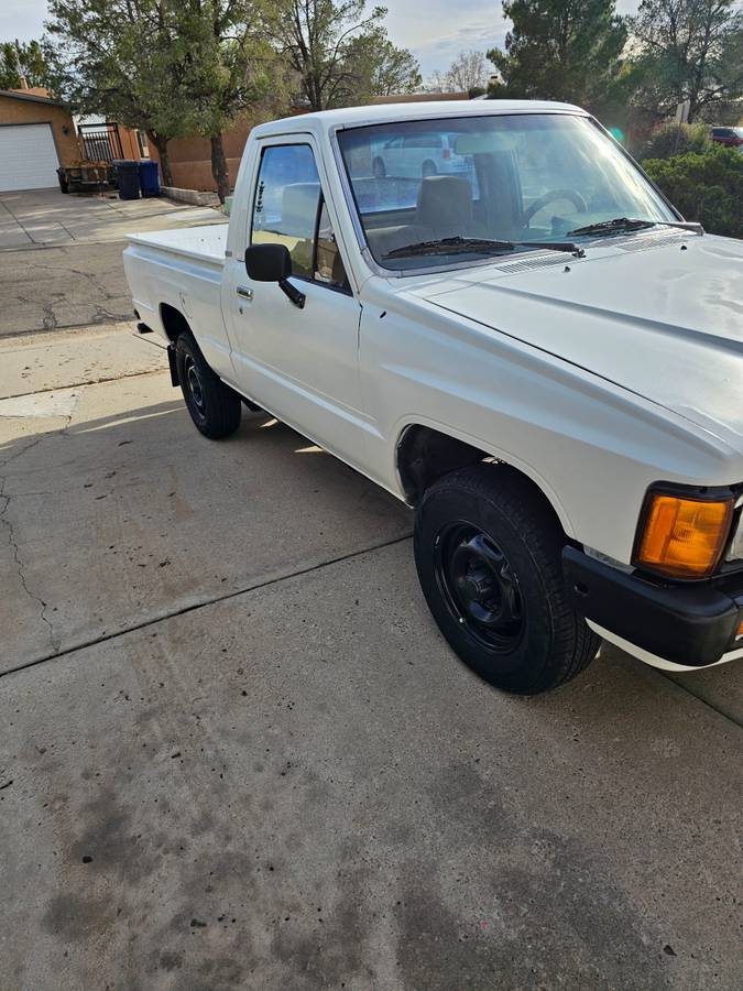 Toyota-pu-1985-white-9