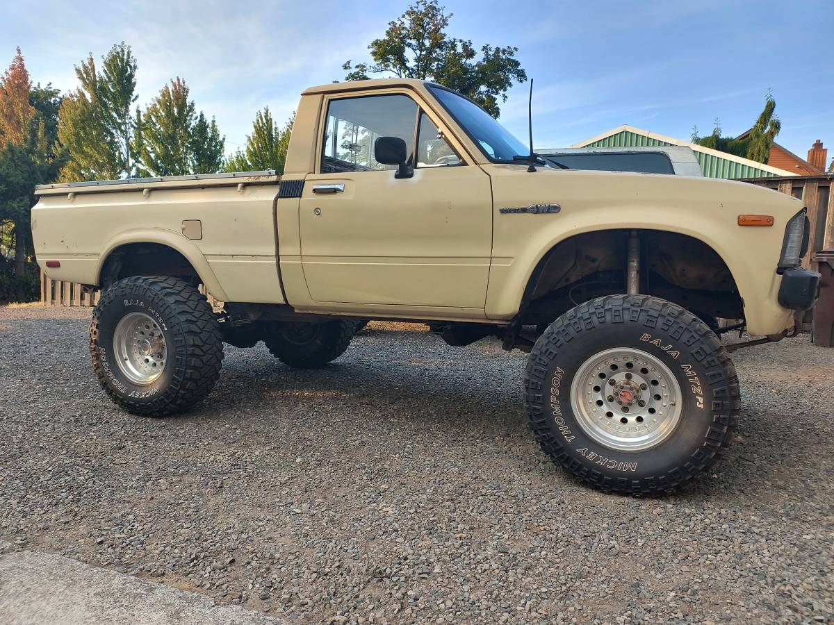 Toyota-tacoma-1981-12