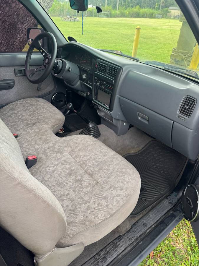 Toyota-tacoma-2wd-1995-grey-2