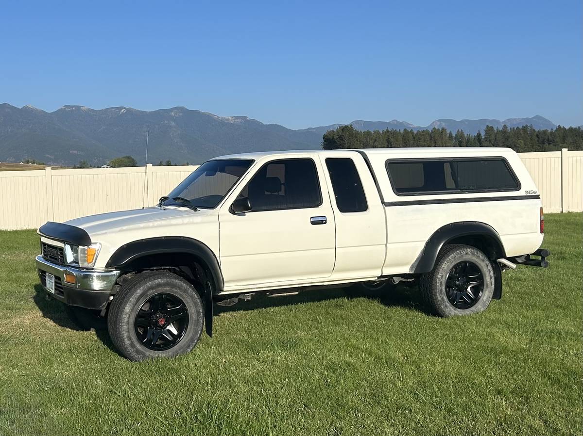 Toyota-truck-1990-white-1