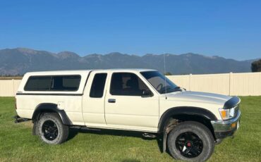 Toyota-truck-1990-white-2