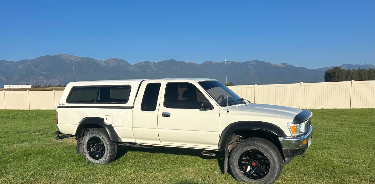 Toyota-truck-1990-white-2