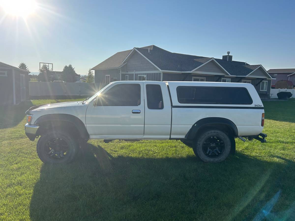 Toyota-truck-1990-white-3