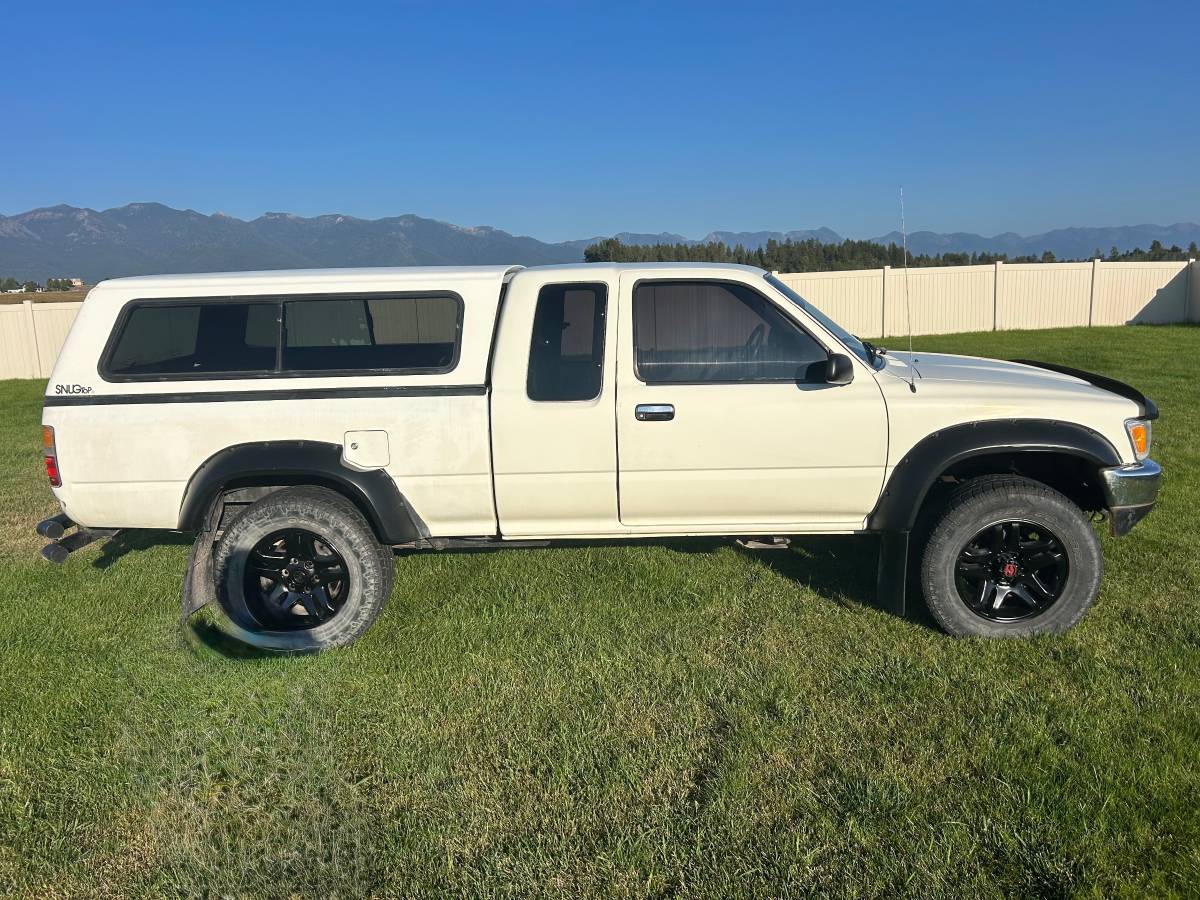 Toyota-truck-1990-white