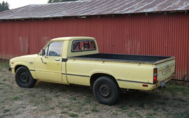 Toyota-truck-diesel-1983-yellow-1