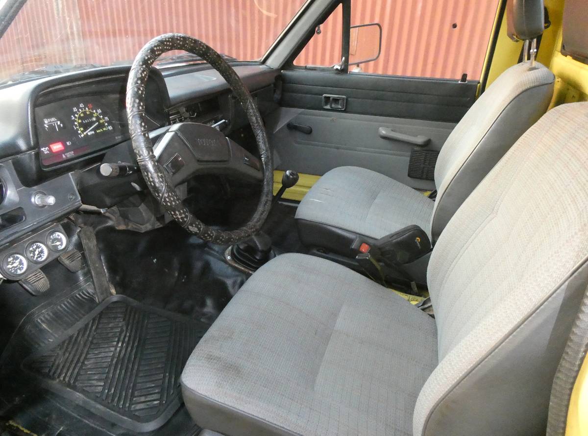 Toyota-truck-diesel-1983-yellow-5