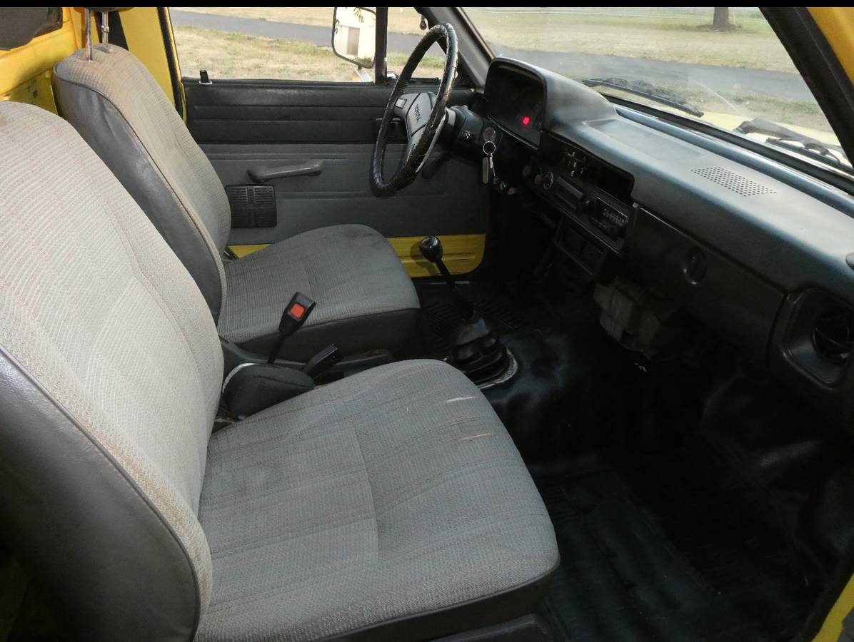 Toyota-truck-diesel-1983-yellow-6