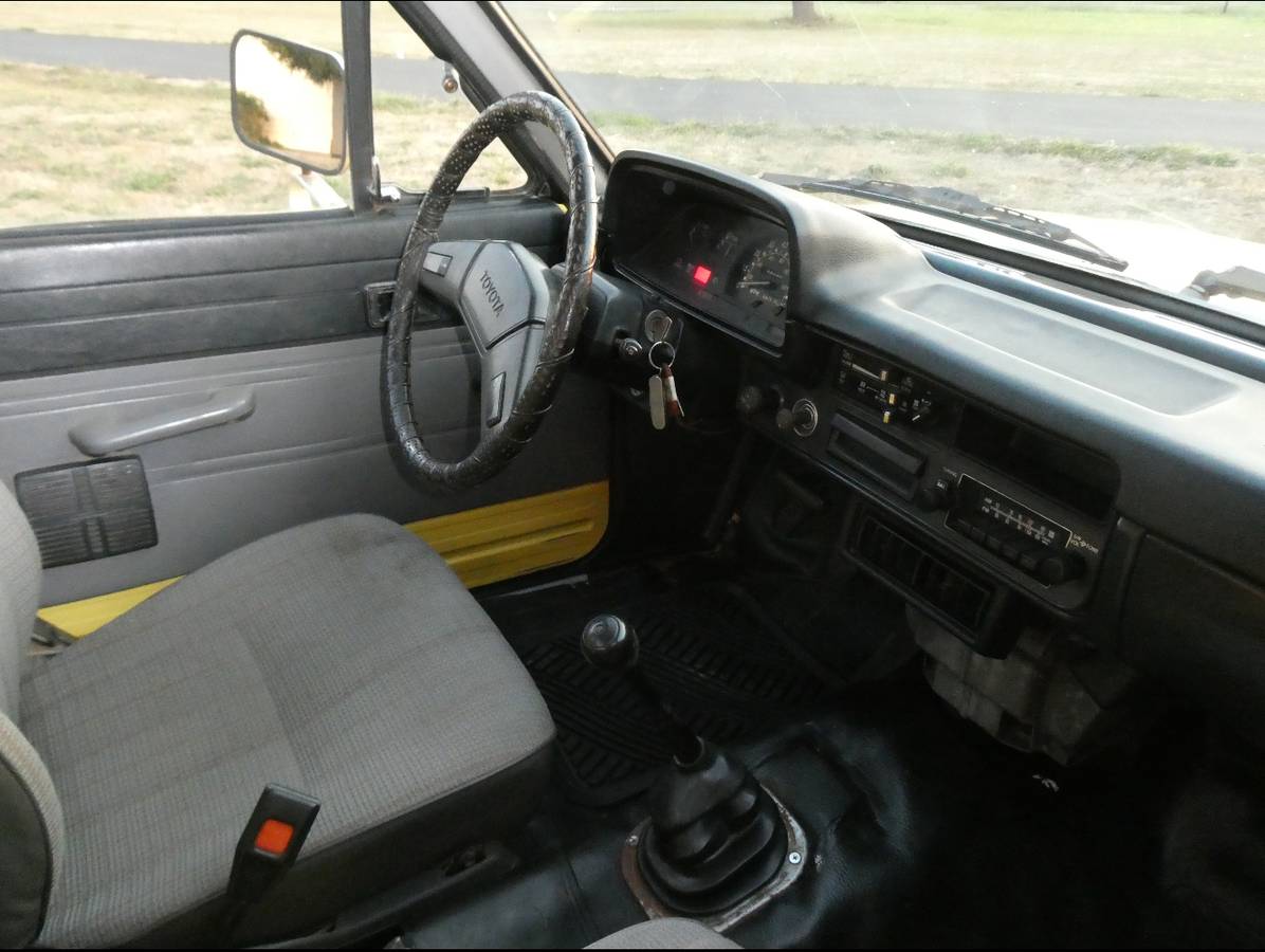 Toyota-truck-diesel-1983-yellow-7