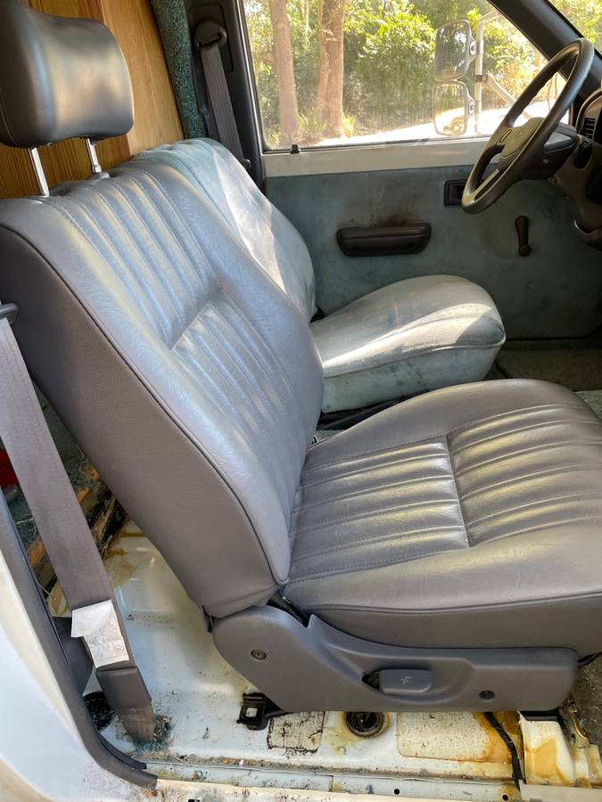 Toyota-v6-truck-1993-white-10