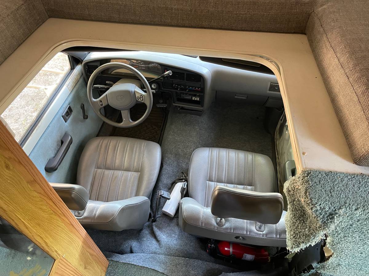 Toyota-v6-truck-1993-white-12