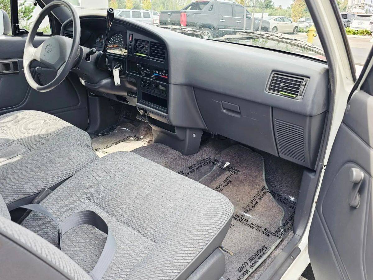 Toyota-xtra-cab-1993-white-9