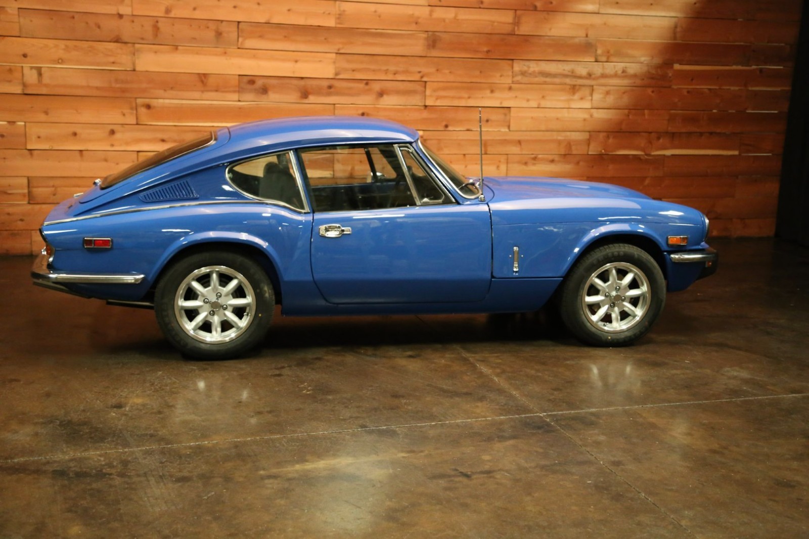 Triumph-GT6-1973-Coupe-2