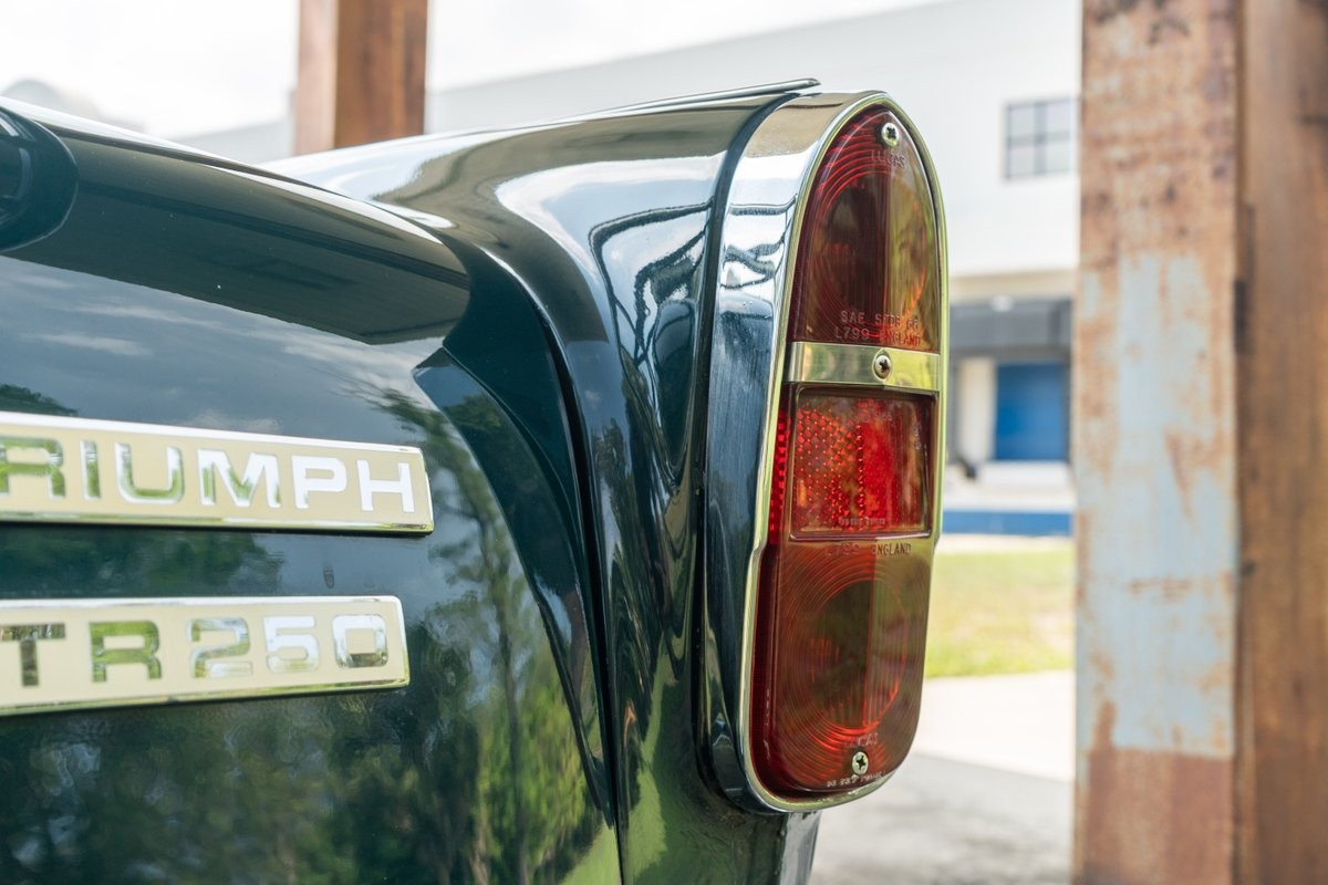 Triumph-TR250-1968-16