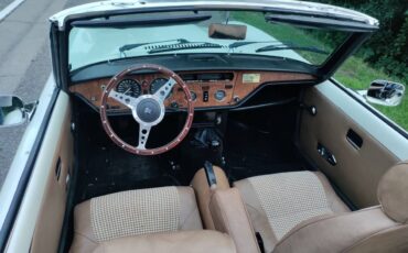 Triumph-spitfire-1976-white-10
