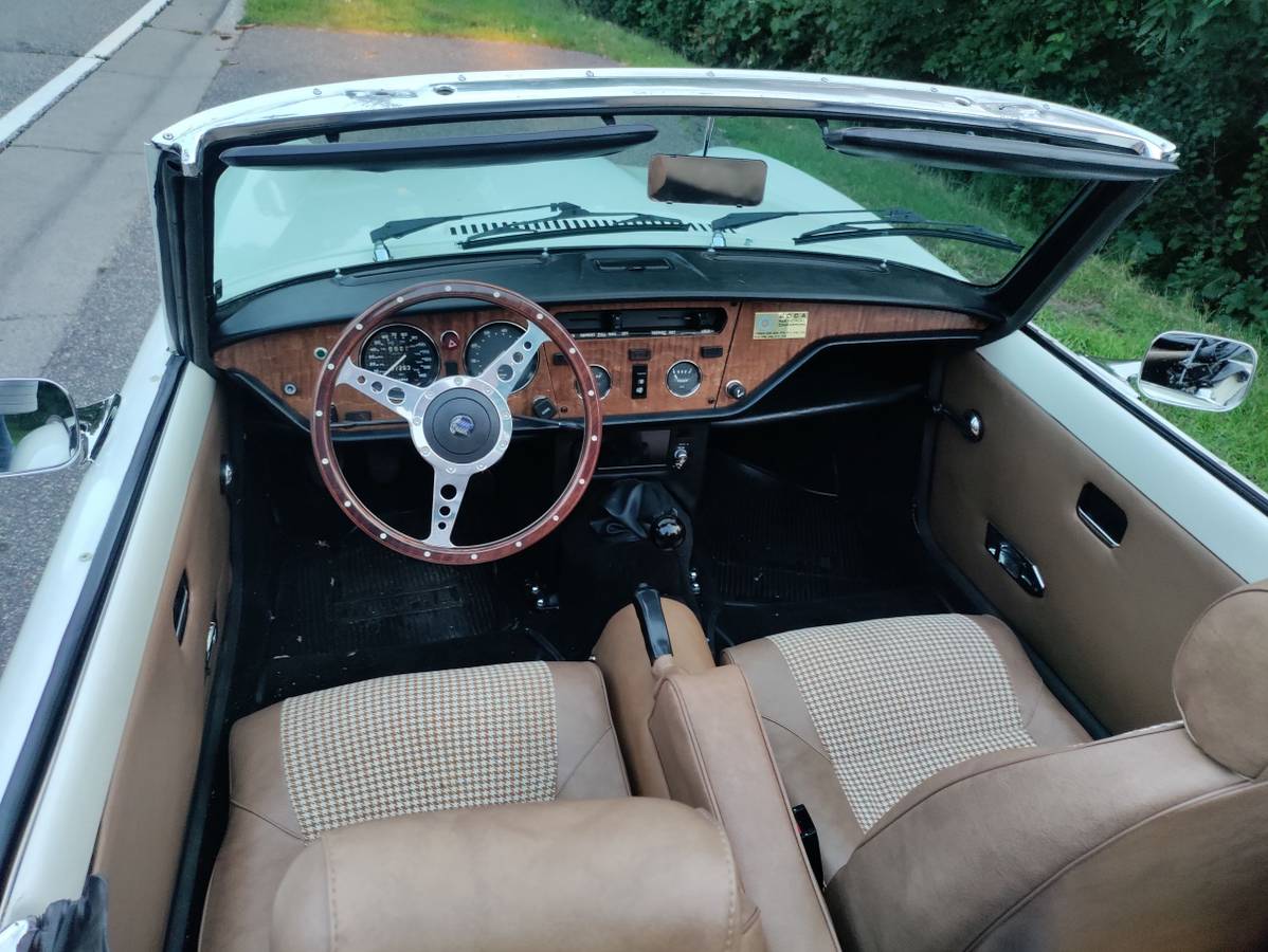Triumph-spitfire-1976-white-10