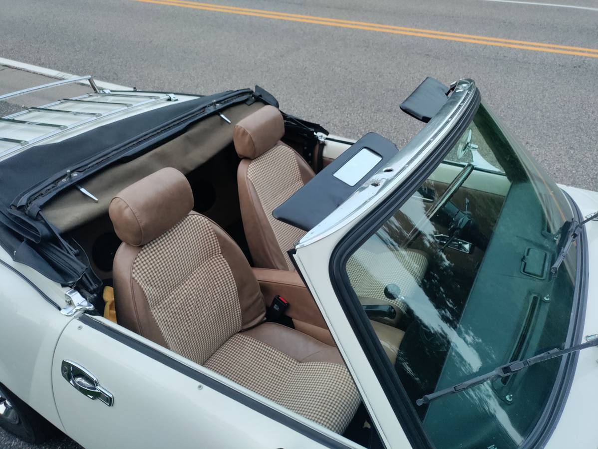 Triumph-spitfire-1976-white-11