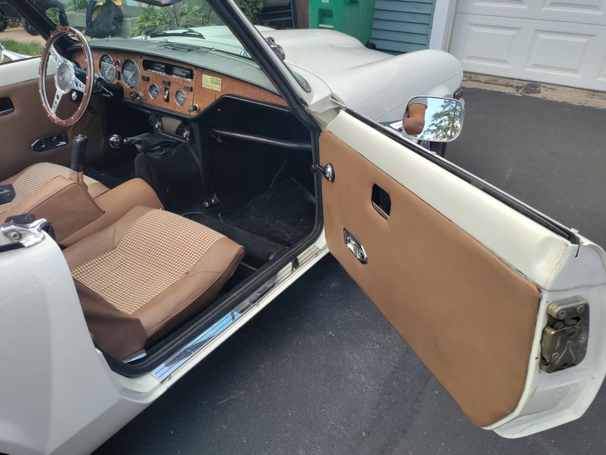 Triumph-spitfire-1976-white-17