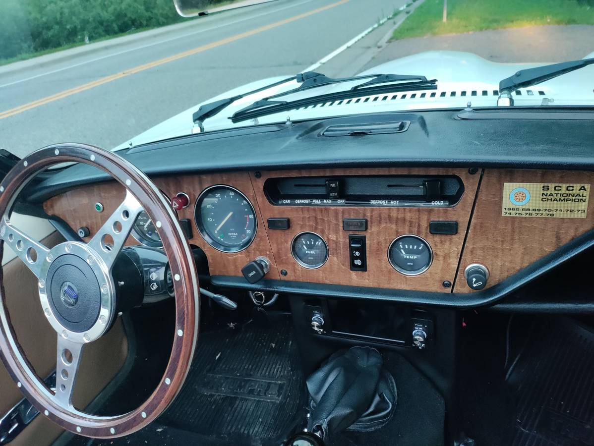 Triumph-spitfire-1976-white-8
