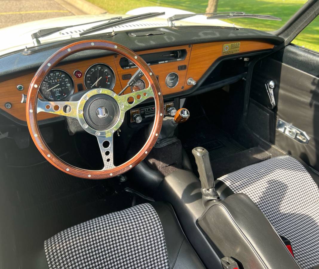 Triumph-spitfire-1980-white-12