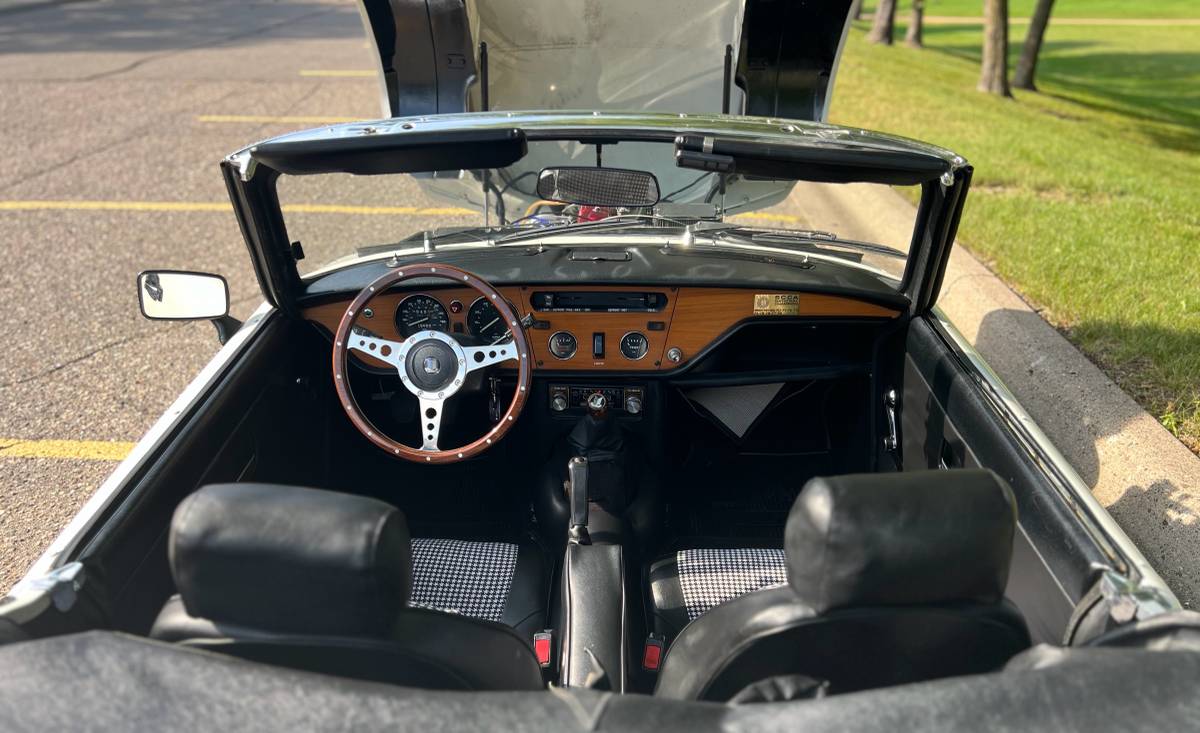 Triumph-spitfire-1980-white-17