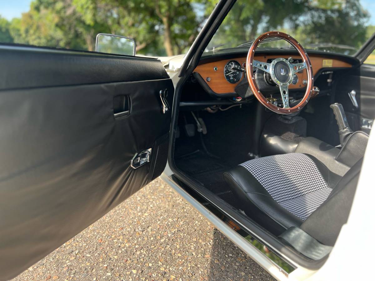 Triumph-spitfire-1980-white-8