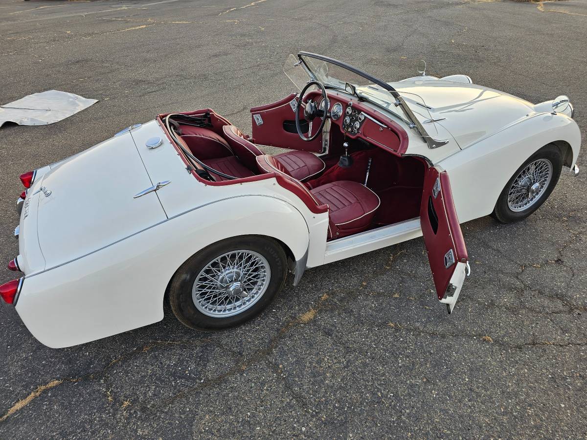 Triumph-tr3-1963-white-27