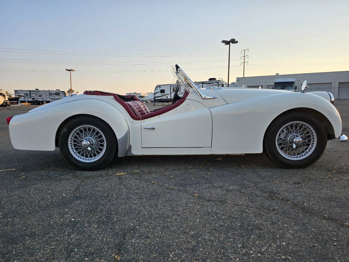 Triumph-tr3-1963-white-30