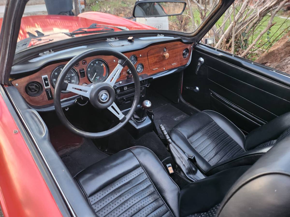 Triumph-tr6-1972-red-16